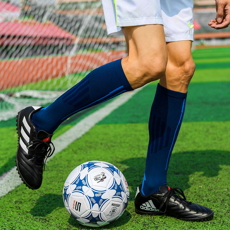 Calcetines de fútbol transpirables y de secado rápido.