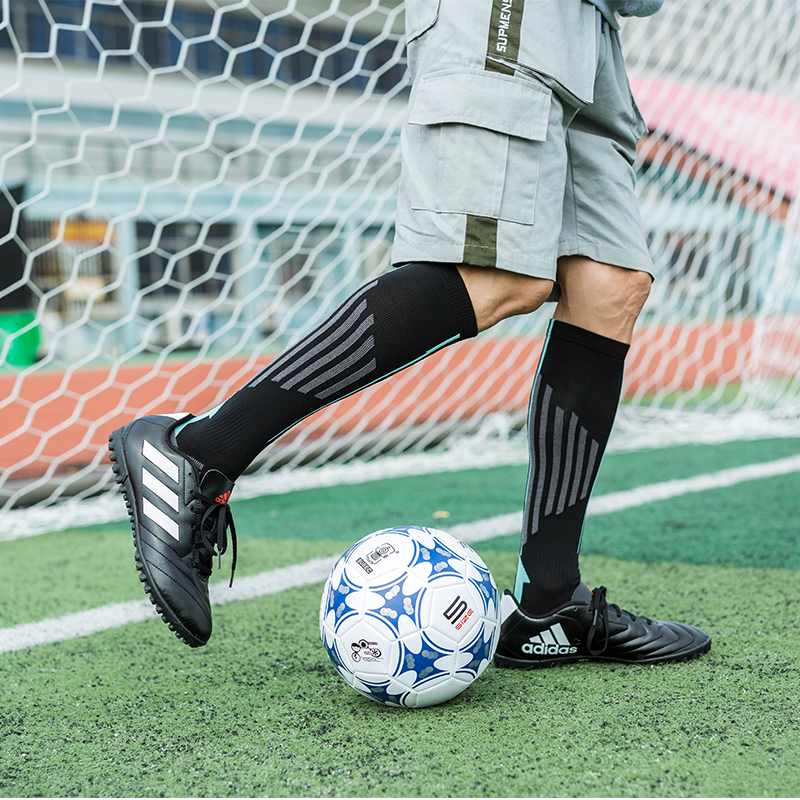 Calcetines de fútbol transpirables y de secado rápido.